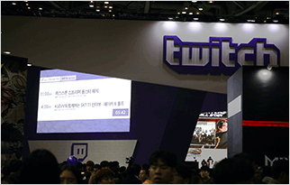 한국 게임쇼 G-Star의 트위치 부스에서 KLEVV 제품 전시 및 SKT T1 이벤트