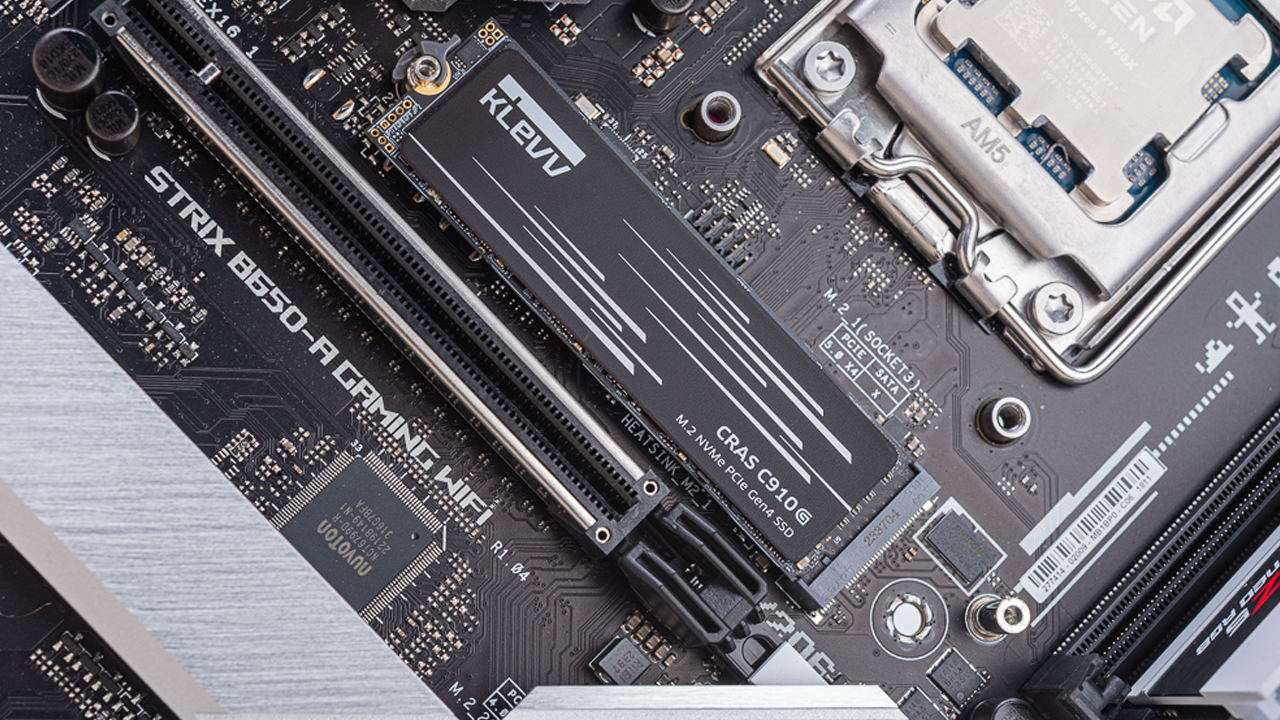 高效導熱升級！KLEVV CRAS C910G M.2 SSD 開箱測試 / 入門 PCIe 4.0 石墨烯銅箔散熱片